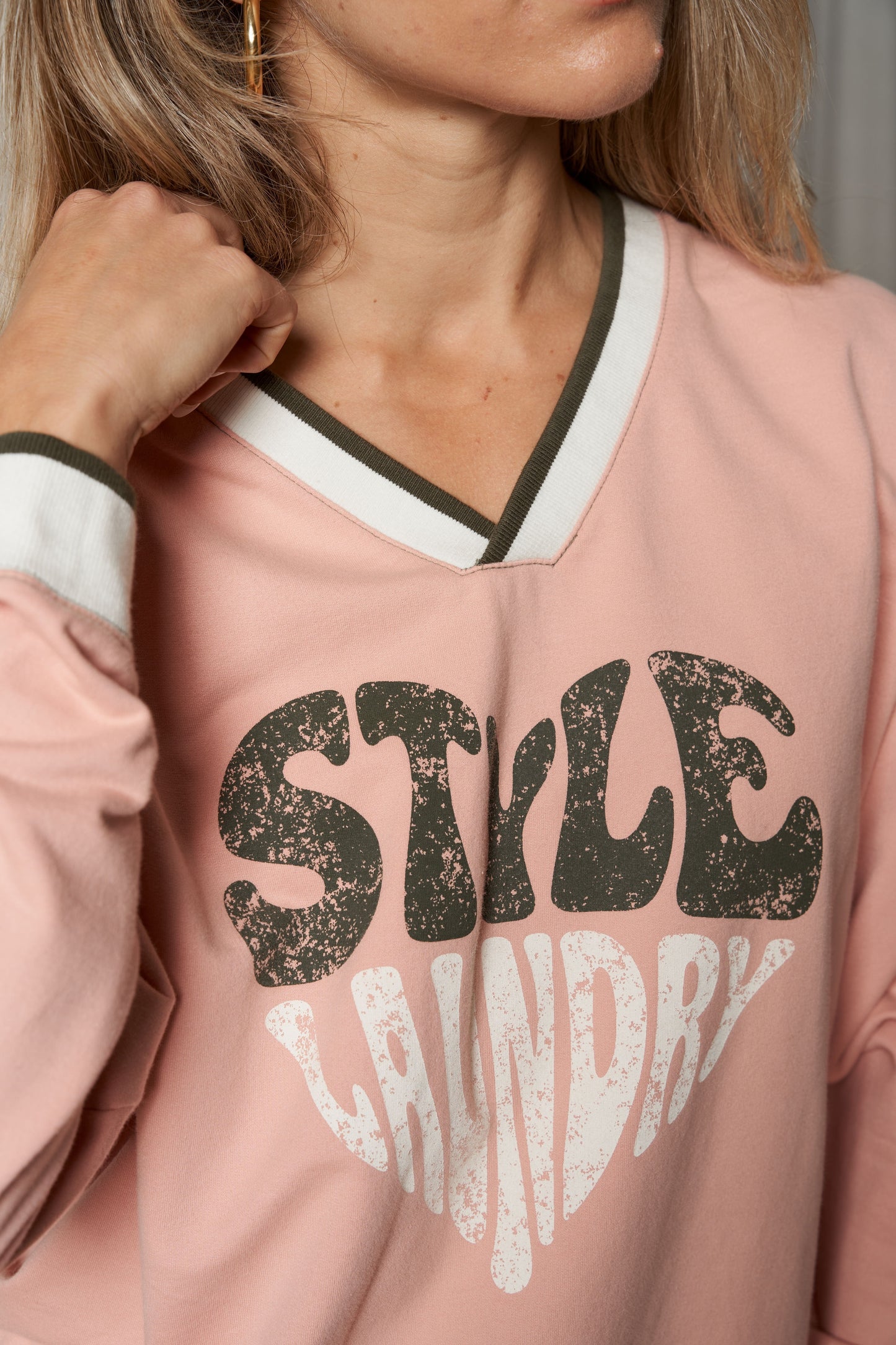 Heart V Neck Sweat - Pink
