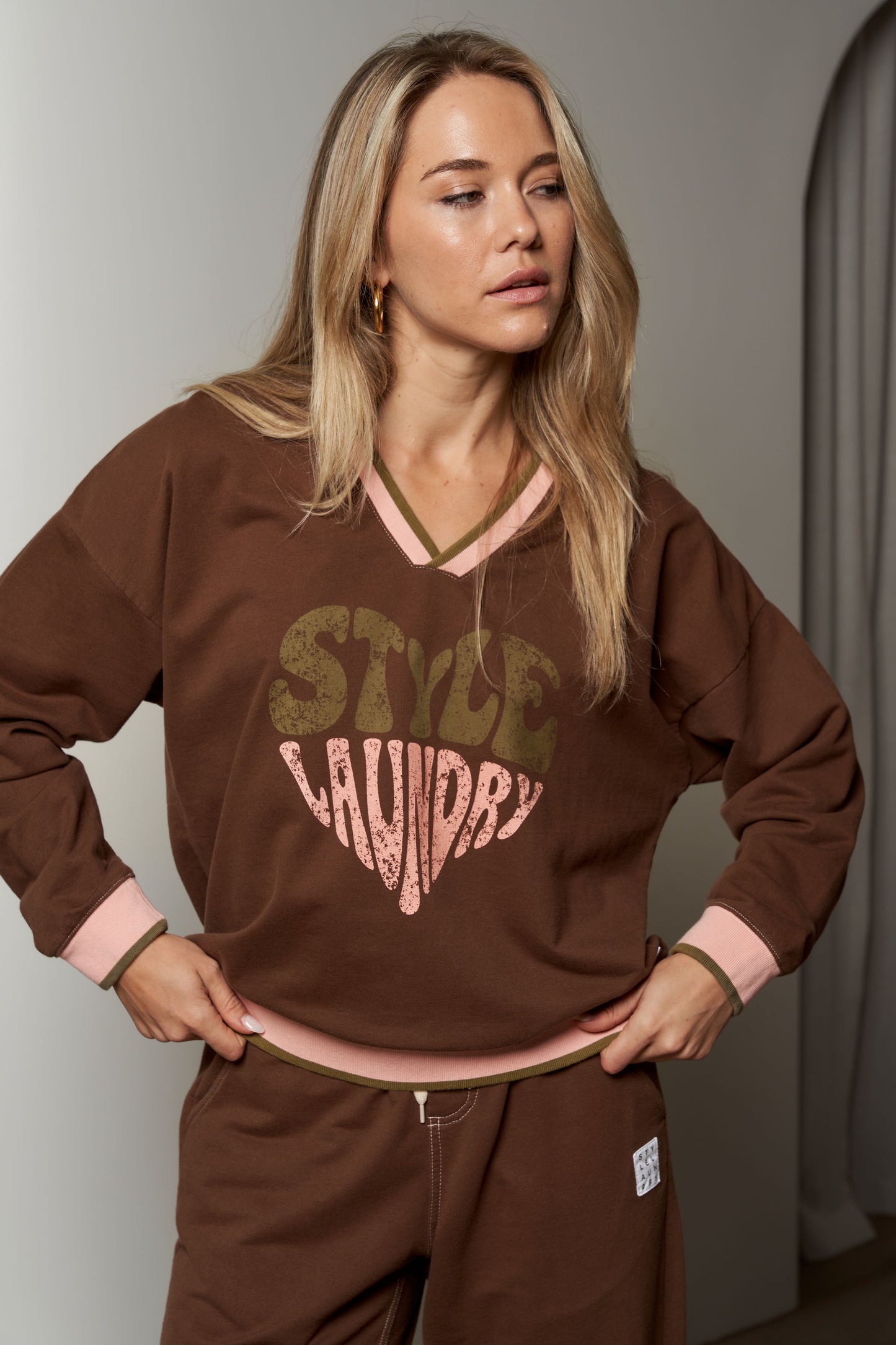 Heart V Neck Sweat - Choc